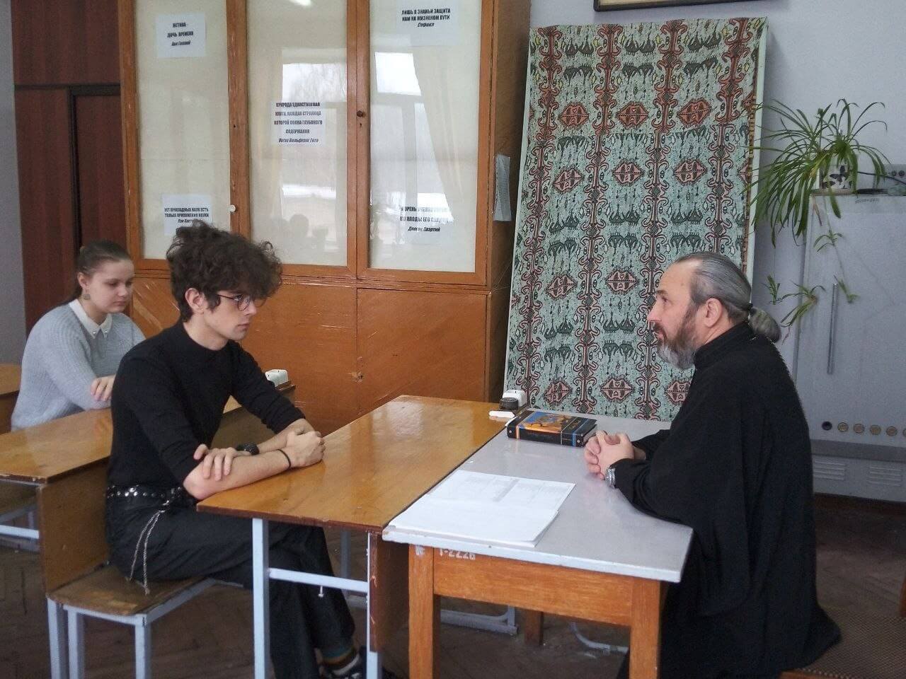 Куда ходит молодежь. Молодежь по возрасту. Мода молодежи 2020. Как ходит молодежь сегодня. Куда ходит молодежь.